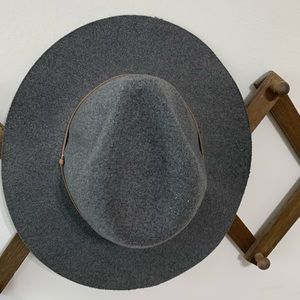 Gap Grey Felt fedora style hat